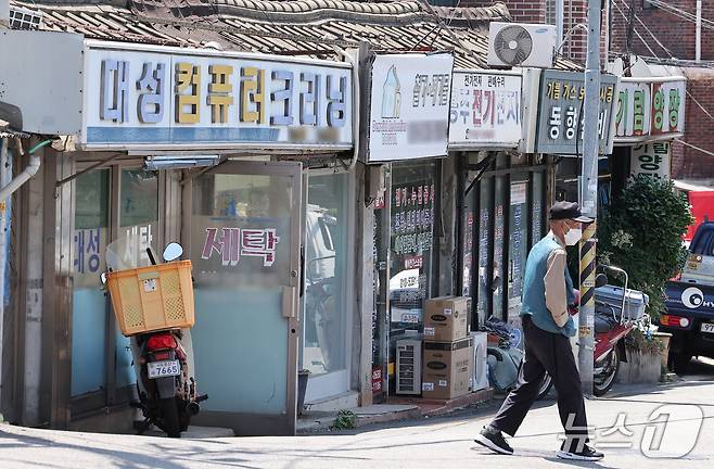 11일 서울 용산구 한남5구역에서 한 어르신이 발걸음을 옮기고 있다.