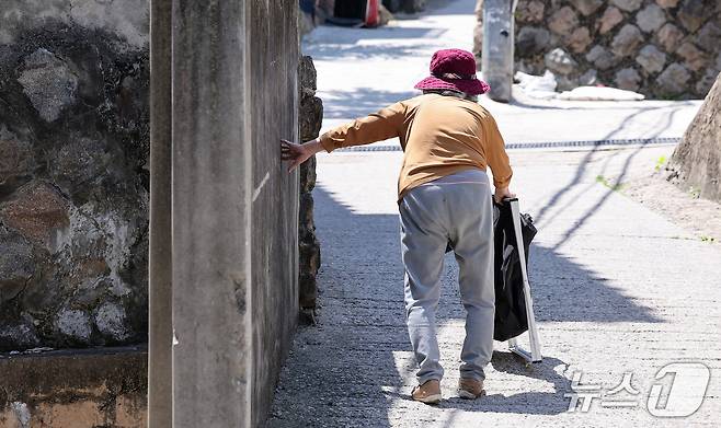 11일 한 어르신이 서울 용산구 한남4구역에서 발걸음을 옮기고 있다.