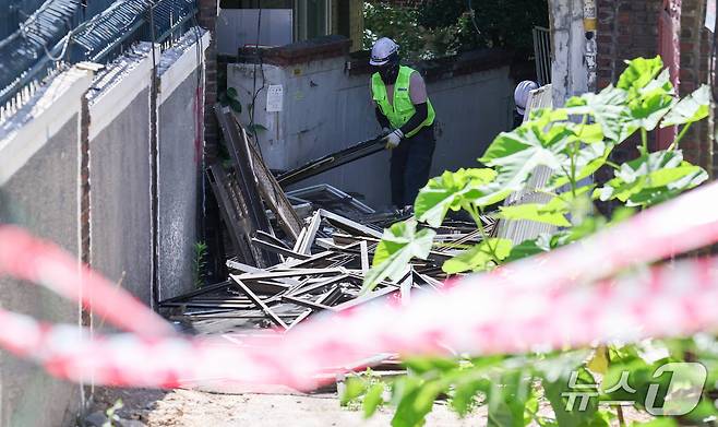 4일 오후 서울 용산구 한남3구역 재개발 현장에서 관계자들이 철거 작업을 하고 있다.