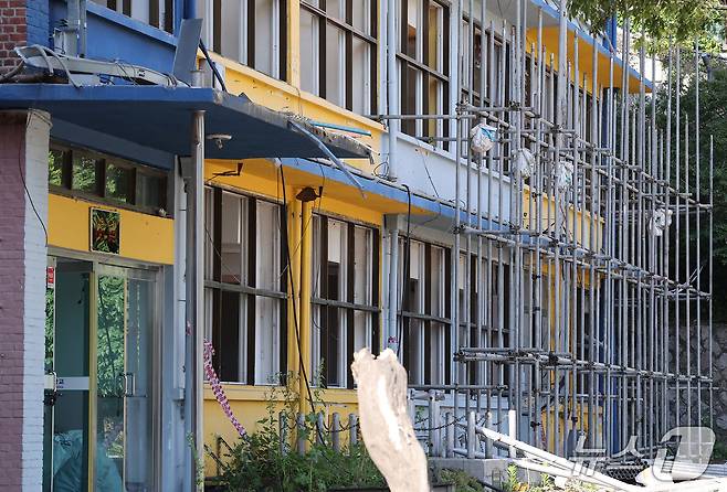 한남2구역 재개발에도 존치 확정된 보광초등학교의 모습.