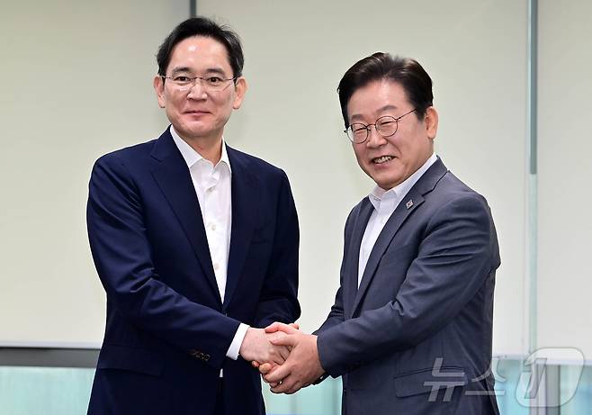 이재명 대통령이 더불어민주당 대표 시절 이재용 삼성전자 회장과 서울 강남구 삼성 청년 소프트웨어 아카데미(SSAFY)에서 환담에 앞서 기념촬영을 하고 있다. (공동취재) 2025.3.20/뉴스1 ⓒ News1 DB