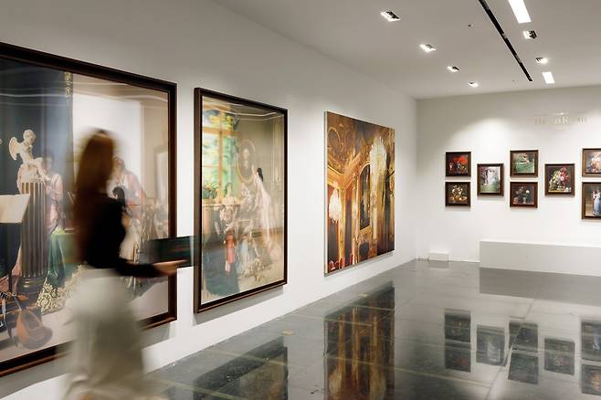 배준성 '디 아트 룸 : 더 코스튬 오브 페인터'展 전시 전경 (더 트리니티 갤러리 제공)