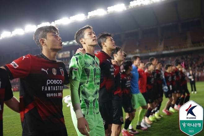 포항 선수들이 강원FC전에서 승리한 뒤 단체 세리머니를 펼치고 있다. 사진 | 한국프로축구연맹