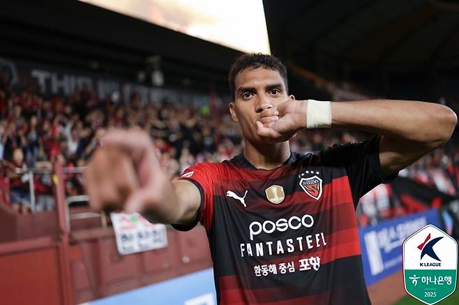 조르지가 강원전에서 승리한 뒤 포즈를 취하고 있다. 사진 | 한국프로축구연맹