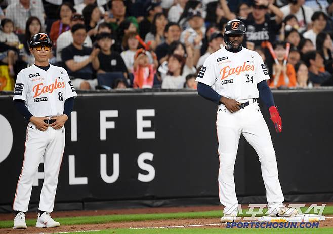 12일 대전 한화생명볼파크에서 열린 한화 이글스와 두산 베어스의 경기. 한화 김재결 코치와 플로리얼이 사인을 맞추고 있다. 대전=박재만 기자 pjm@sportschosun.com/2025.06.12/