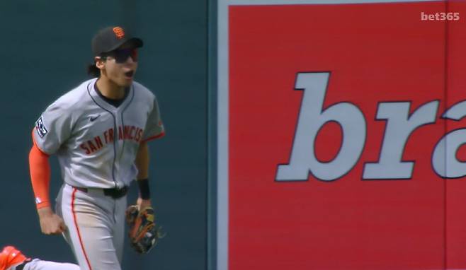 중견수 이정후가 9회말 선두타자 조던 벡의 좌중간 펜스를 맞힐 만한 타구를 점프 캐치로 잡아낸 뒤 포효하고 있다. 사진=MLB.TV 캡처