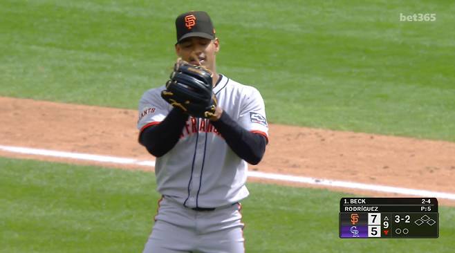 랜디 로드리게스가 9회말 이정후의 호수비에 박수를 보내고 있다. 사진=MLB.TV 캡처