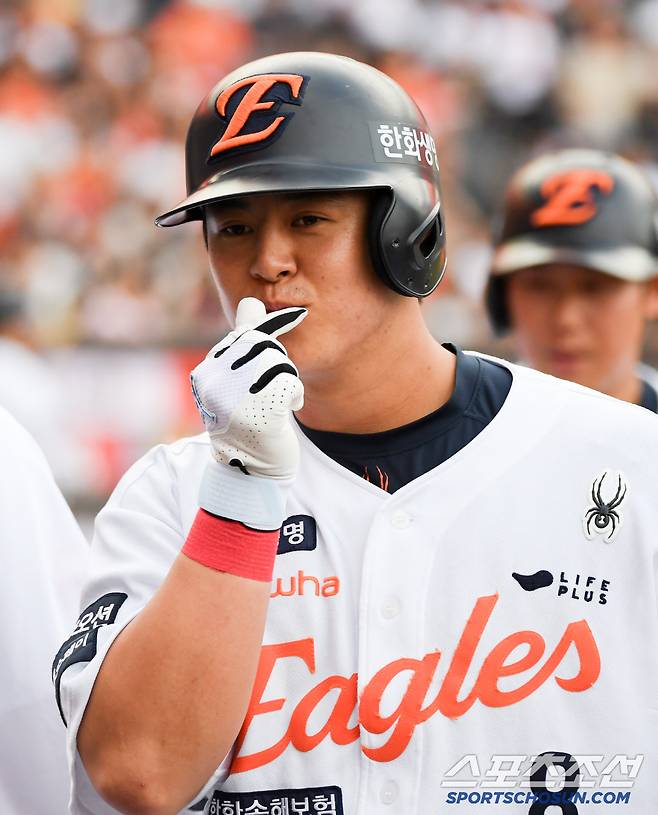 첫 타석 동점 투런포를 터뜨린 노시환이 취재진 카메라를 향해 하트 세리머니를 펼쳤다.