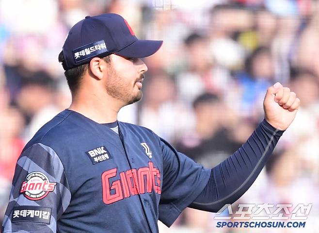 8일 잠실구장에서 열린 두산과 롯데의 경기. 3회 투구를 마치고 주먹을 쥐어보이는 롯데 선발 감보아. 잠실=송정헌 기자songs@sportschosun.com/2025.06.08/