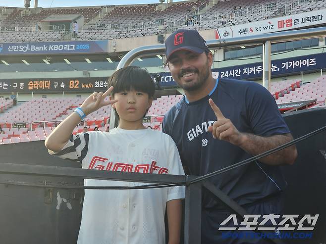 소년팬과의 사진촬영에 흔쾌히 응한 감보아. 김영록 기자
