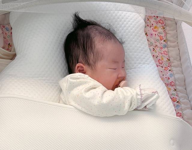 "요즘 아내와 저, 그리고 딸과 사위가 주간반 야간반으로 나눠 손녀를 돌봅니다." 이용식은 손녀 이름 '이엘'에 대해 "하나님의 향기란 뜻으로 독실한 기독교 집안인 양가족 모두의 의견을 모아 지었다"고 귀띔했다. /이수민 SNS