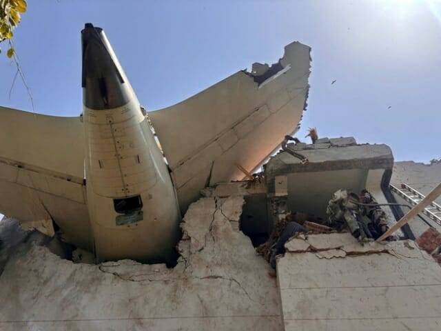 인도 에어인디아 소속 보잉 787드림라이너 여객기가 12일(현지시간) 인도 서부 아메다바드 공항 인근에서 추락했다. 사진은 추락한 건물 꼭대기에 기체 꼬리가 박힌 모습. 2025.06.12 (사진=© 로이터=뉴스1)