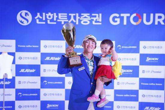 김홍택은 딸과 함께 투어 대회에서 동반 우승하는 것을 꿈꾸고 있다. 사진제공=골프존