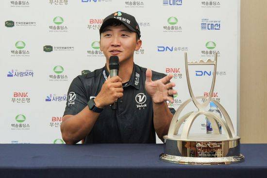 김홍택이 백송홀딩스-아시아드CC 부산오픈에서 정상에 오른 뒤 인터뷰를 하고 있다. 사진제공=KPGA