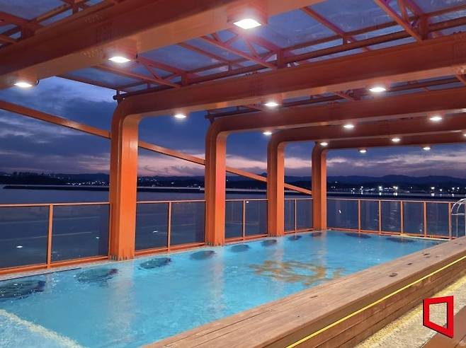 팬스타 미라클호 8층에 위치한 야외 수영장. 김영원 기자