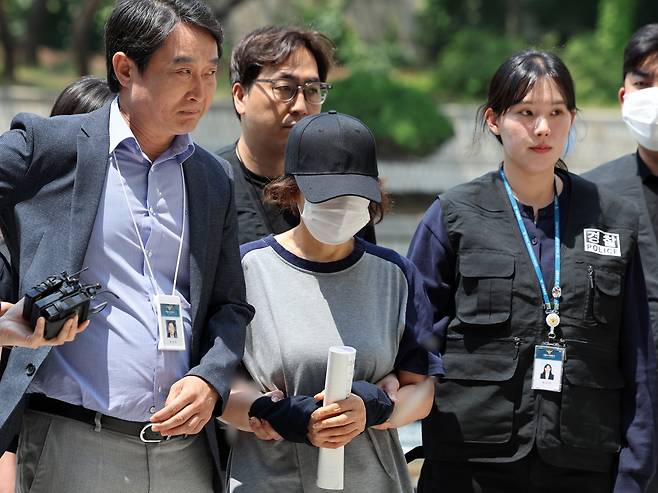 제21대 대통령 선거 사전투표 첫날 서울 강남구의 한 투표소에서 배우자의 신분증으로 대리 투표한 혐의를 받는 선거사무원 박모씨가 1일 오후 서울 서초구 서울중앙지법에서 열린 구속 전 피의자 심문(영장실질심사)에 출석하고 있다. / 뉴스1