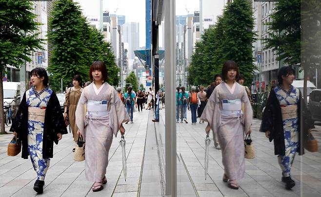 기모노 차림의 젊은 여성들이 지난 9일 일본 도쿄 긴자를 지나가고 있다. /EPA 연합뉴스