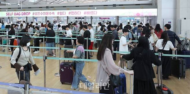 현충일 연휴를 하루 앞둔 지난 5일 인천국제공항 제1여객터미널 출국장에서 여행객들이 출국 수속을 하고 있다.ⓒ뉴시스