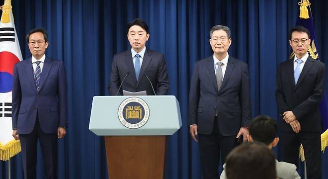 강훈식 대통령 비서실장이 지난 8일 용산 대통령실에서 정무·홍보·민정수석 인선을 발표하고 있다. 왼쪽부터 우상호 정무수석, 강 비서실장, 오광수 민정수석, 이규연 홍보소통수석 ⓒ연합뉴스