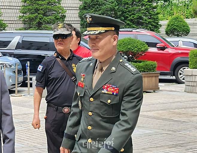 '채상병 순직 사건'과 관련해 항명 혐의를 받는 박정훈 전 해병대 수사단장(대령)이 13일 서울고법에서 열린 항소심 첫 공판기일에 참석한 후 청사를 빠져 나오고 있다. ⓒ데일리안 진현우 기자