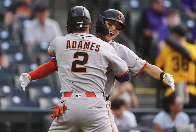 샌프란시스코 이정후(뒤)가 12일 콜로라도와의 방문경기 1회초 윌리 아다메스의 홈런으로 득점한 뒤 홈에 들어온 그와 포옹하고 있다. 덴버=AP 뉴시스