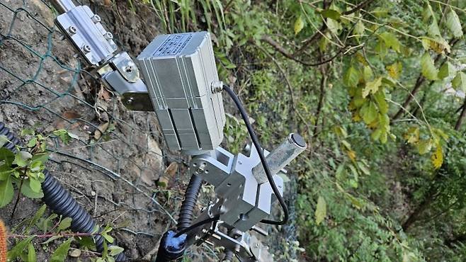 한국건설기술연구원이 개발한 비탈면 안전관리용 스마트센서. 경북 구미시 수점동 급경사지 현장에 설치됐다. 건설연 제공