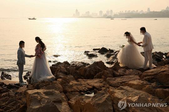 웨딩 촬영하는 중국 커플들. 기사 내용과 직접적인 관련 없음.<EPA=연합뉴스 자료사진>