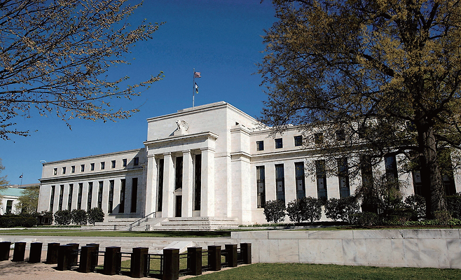 GDP는 오랜 시간 세계 각국이 정책을 결정하고 집행하는 중요한 근거로 활용되어 왔다. 워싱턴 D.C.에 있는 미국의 중앙은행 연방준비제도(Fed·연준) 건물. /로이터연합