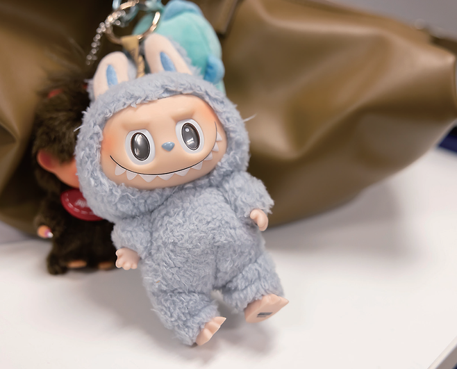 가방에 ‘라부부’ 키링이 달려 있다. /셔터스톡