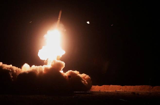 지난 1월 12일 이란 모처에서 촬영된 이란군의 미사일 발사 장면.로이터연합뉴스