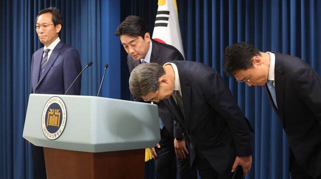 강훈식 대통령비서실장이 8일 서울 용산 대통령실청사 브리핑룸에서 인선 발표를 하고 있다. 왼쪽부터 우상호 정무수석, 강 비서실장, 오광수 전 민정수석, 이규연 홍보수석. 대통령실사진기자단