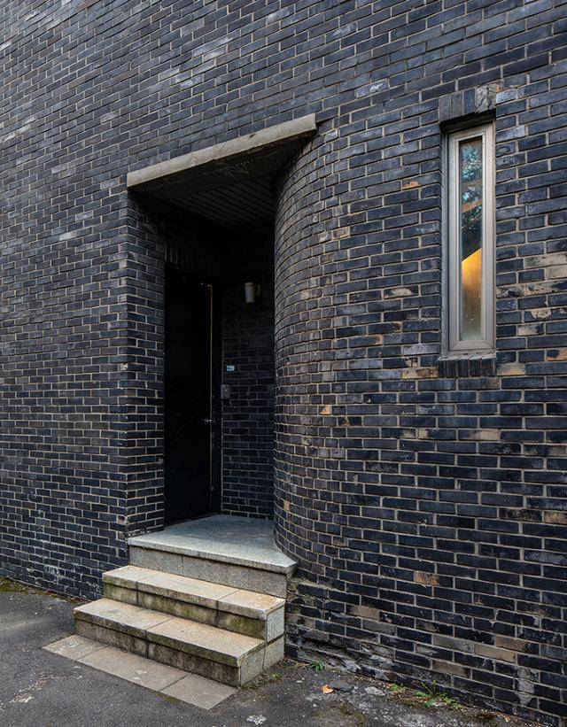 김수근 건축가가 설계한 옛 남영동 대공분실 본관의 뒷문. 진효숙 사진작가 제공