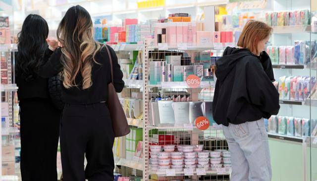 5월 6일 서울 중구 명동의 한 화장품 가게에서 외국인 관광객들이 화장품을 살펴보고 있다. 연합뉴스