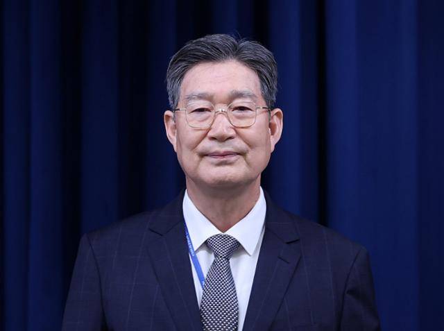 이재명 정부 초대 민정수석에 임명된 오광수 변호사가 8일 서울 용산구 대통령실 청사에서 열린 수석급 인선 발표 브리핑에 참석해 있다. 오 수석은 13일 사임했다. 뉴스1