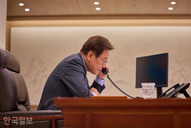 이재명 대통령이 12일 서울 용산구 대통령실 청사 집무실에서 앤서니 알바니지 호주 총리와 전화 통화를 하고 있다. 대통령실 제공