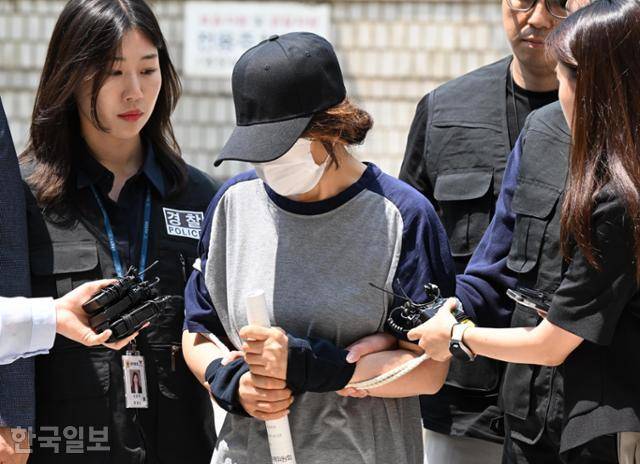 제21대 대선 사전투표 첫날인 지난달 29일 서울 강남구의 한 투표소에서 배우자의 신분증으로 대리 투표한 혐의를 받는 선거사무원 박모씨가 이달 1일 서울 서초구 서울중앙지법에서 열린 구속 전 피의자심문에 출석하고 있다. 홍인기 기자