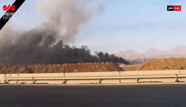 13일 이스라엘 공습을 받은 이란 나탄즈의 우라늄 농축 시설에서 검은 연기가 솟구치는 모습이 이날 이란 국영 뉴스채널 IRINN에 방송되고 있다. IRINN 로이터 연합뉴스