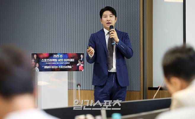 '일간스포츠(IS) 스포츠 마케팅 써밋 아카데미(Sports Marketing Summit Academy·SMSA)'가 11일 오후 서울 중구 KG타워에서 열렸다. 박주호 축구해설위원이 '글로벌 축구경험과 마케팅으로의 연결'에 대해 강연하고 있다. 올해로 3회째를 맞는 SMSA는 매주 스포츠마케팅 최고전문가들과 화려한 셀럽 라인업을 강단으로 구성, 6월 18일까지 (매주 수요일) KG타워 13층 대회의실(서울 중구 통일로 92)에서 진행된다. 정시종 기자 capa@edaily.co.kr /2025.06.11.