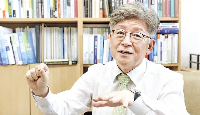 강성진 고려대 교수(차기 한국경제학회장)가 12일 서울 안암동 고려대 연구실에서 한국경제신문과 인터뷰하고 있다. 강 교수는 새 정부의 정책 방향과 관련해 “정부가 지분을 갖는 ‘K엔비디아’ 방식보다는 잘하는 민간 기업을 더 지원하는 방식이 효과적일 것”이라고 말했다. /임형택 기자