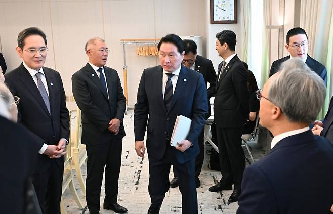 13일 서울 용산 대통령실 청사에서 열린 6경제단체와 기업인 간담회 시작에 앞서 이재용 삼성전자 회장, 정의선 현대자동차그룹 회장, 최태원 SK그룹 회장 겸 대한상의 회장, 구광모 LG그룹 회장 등이 이야기를 나누고 있다./김범준 기자