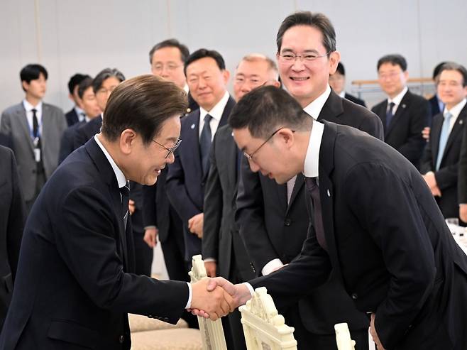 이재명 대통령이 13일 서울 용산 대통령실 청사에서 열린 6경제단체와 기업인 간담회에서 구광모 LG그룹 회장과 인사를 나누고 있다./김범준 기자