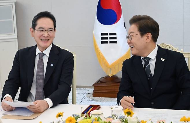 이재명 대통령이 13일 서울 용산 대통령실 청사에서 열린 6경제단체와 기업인 간담회에서 이재용 삼성전자 회장과 이야기를 나누고 있다./김범준 기자