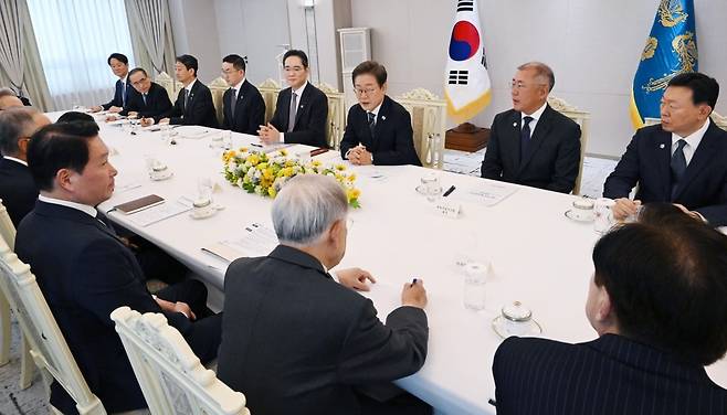 이재명 대통령이 13일 서울 용산 대통령실청사에서 열린 6경제단체와 기업인 간담회에서 발언을 하고 있다./김범준 기자