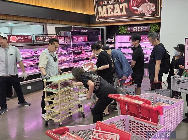 지난 12일 서울 영등포구에 위치한 롯데마트 매장 축산 코너에서 소비자들이 물건을 고르고 있다./사진=박수림 기자