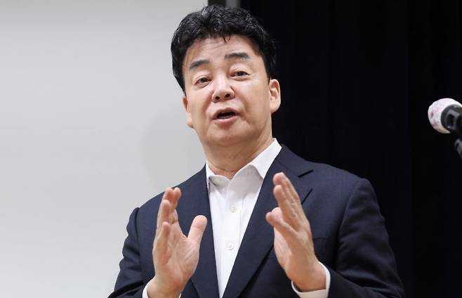 백종원 더본코리아 대표가 28일 서울 서초구 스페이스쉐어 강남역센터에서 열린 첫 정기 주주총회를 마친 뒤 언론 앞에서 입장 표명 및 질의 응답 시간을 갖고 있다. /사진=연합뉴스