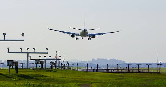 김포공항에 항공기가 착륙하고 있다. 한국공항공사 제공