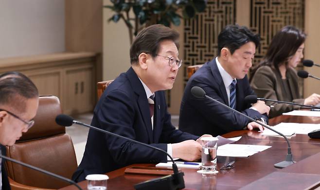 이재명 대통령이 4일 서울 용산 대통령실 청사에서 열린 비상경제점검 태스크포스(TF) 회의에서 발언하고 있다. 연합뉴스