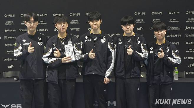 젠지 선수단이 13일 오후 5시 부산 사직실내체육관에서 열린 ‘2025 LCK 로드 투 MSI’ 3라운드 한화생명가 끝난 뒤 기념 사진을 촬영하고 있다. 김영건 기자