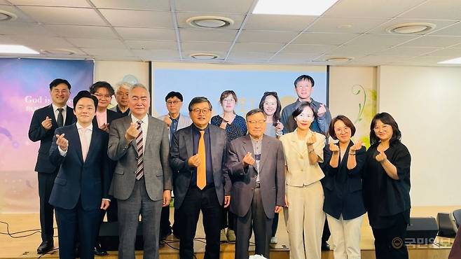 아프리카미래학회 회원들이 13일 서울 사랑의교회에서 열린 아프리카미래학회 상반기 학술대회에서 단체사진을 촬영하고 있다. 아프리카미래학회 제공