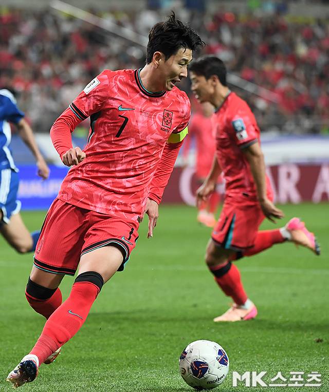 손흥민. 손흥민은 과거와 달리 프로페셔널 리그행 가능성을 일축하지 않았다. 손흥민이 프로페셔널 리그로 향할 가능성이 있다는 얘기다. 사진=천정환 기자